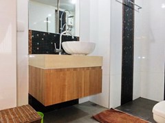 Condominium for rent Jomtien Pattaya showing the bathroom 