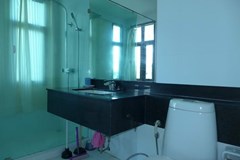 Condominium For Rent Pattaya showing the master bathroom 