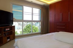 Condominium For Rent Pattaya showing the bedroom and view 