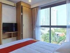 Condominium for rent Pratumnak Hill Pattaya showing the bedroom and view 