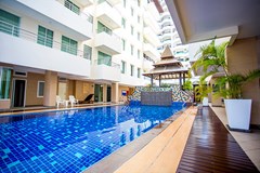 Condominium for rent Pratumnak Pattaya showing the communal swimming pool 