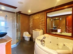 Condominium for rent Pratumnak showing the bathroom with Jacuzzi bathtub 