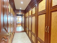 Condominium for rent Pratumnak showing the walk-in wardrobes 