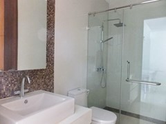 Condominium for rent Wongamat Pattaya showing a bathroom
