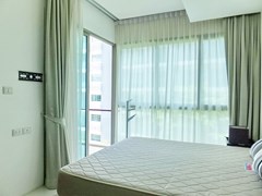 Condominium for rent Wongamat Pattaya showing the master bedroom 