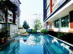 Condominium for Rent Central Pattaya showing the communal pool