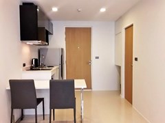 Condominium for rent Pattaya showing the dining and kitchen areas 