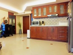 Condominium for Rent Central Pattaya showing the kitchen and second bathroom 