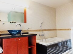 Condominium for Rent Central Pattaya showing the master bathroom with bathtub 