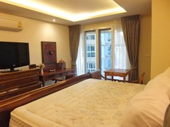 Condominium for Rent Central Pattaya showing the master bedroom with balcony 