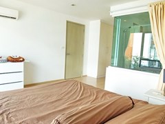 Condominium for Rent Central Pattaya showing the master bedroom and built-in wardrobes 