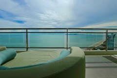Condominium for rent Jomtien Pattaya showing the balcony and view 