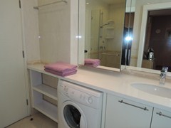 Condominium for rent Jomtien showing the bathroom with washing machine