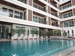 Condominium for rent Jomtien showing the communal pool