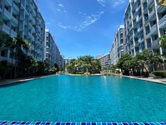 Condominium for Rent Jomtien showing the communal pool and buildings 