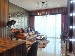 Condominium for rent Jomtien Pattaya showing the dining and living areas 