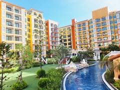 Condominium for rent Jomtien showing the condominium building, garden and pool