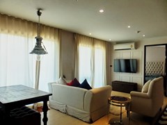 Condominium for rent Jomtien showing the living room 