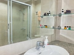 Condominium for rent Jomtien showing themaster bathroom 
