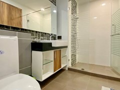 Condominium for Rent Jomtien showing the master bathroom 