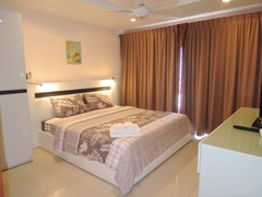 Condominium for rent Jomtien showing the master bedroom