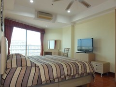 Condominium for rent Jomtien showing themaster bedroom and balcony 