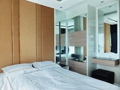Condominium for rent Jomtien Pattaya showing the bedroom and built-in wardrobes 