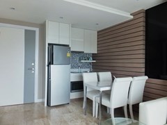 Condominium for rent Jomtien Pattaya showing the dining area and kitchen 