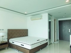 Condominium for rent Wong Amat Tower showing the sleeping area with built-in wardrobes
