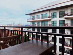 Condominium for Rent Pattaya showing the balcony and view 