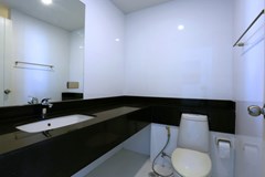 Condominium For Rent Pattaya showing the second bathroom