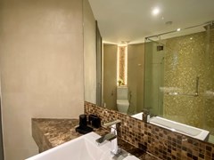 Condominium for rent Pattaya showing the bathroom and shower 