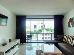 Condominium for rent Pattaya Beach showing the living area