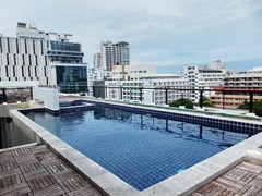 Condominium for rent Pattaya Beach showing the roof top swimming pool
