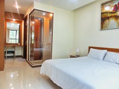 Condominium for Rent Pattaya showing the bedroom and built-in wardrobe 