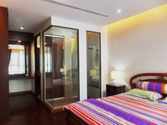 Condominium for Rent Pattaya showing the bedroom and built-in wardrobe