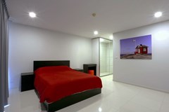 Condominium For Rent Pattaya showing the bedroom suite 
