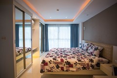 Condominium for rent Pattaya showing the bedroom and builtin wardrobe 