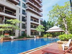 Condominium for Rent Pattaya showing the communal swimming pool