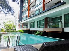 Condominium for Rent Central Pattaya showing the pool and building 