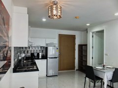 Condominium for Rent Pattaya showing the dining and kitchen areas 