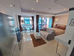 Condominium for rent Pattaya showing the studio suite and balcony 