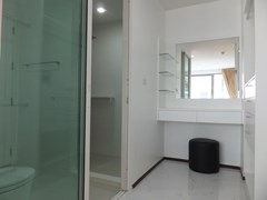 Condominium for Rent Pattaya showing the walk-in wardrobes and bathroom 