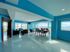 Condominium for rent Pratumnak showing the open plan living areas 
