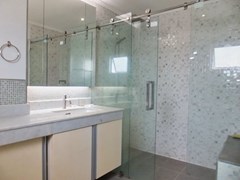 Condominium for rent Pratumnak Pattaya showing the master bathroom 