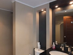 Condominium for rent Pratumnak Pattaya showing the bathroom 