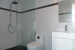 Condominium For Rent Pratumnak showing the bathroom