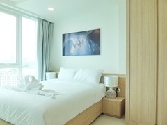 Condominium for rent Pattaya showing the bedroom and built-in wardrobes 