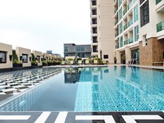 Condominium for rent Pattaya showing the communal pool 