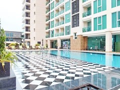 Condominium for rent Pattaya showing the pool and building 